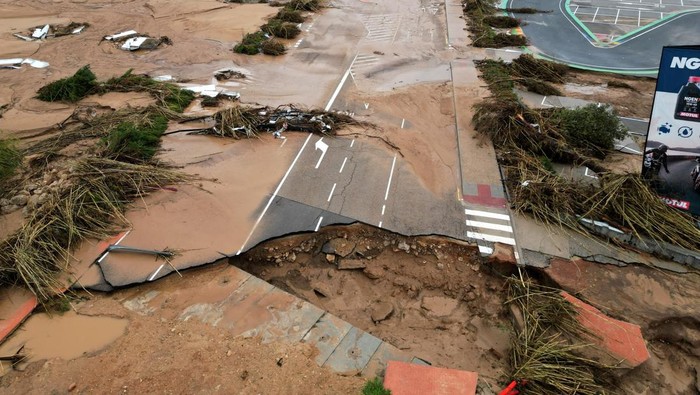 MotoGP - Valencia Grand Prix Cancelled - Circuit Ricardo Tormo, Valencia, Spain - November 4, 2024 A drone view shows damage to the entrance of the Circuit Ricardo Tormo after the Valencia Grand Prix was cancelled following heavy rains that caused floods REUTERS/Bruna Casas