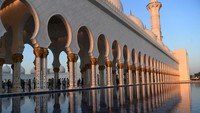 Masjid itu dibangun dengan desain arsitektur Islam modern dan menjadi objek wisata religi yang ramai dikunjungi wisatawan di Abu Dhabi.  
