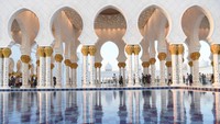 Wisatawan mengunjungi Sheikh Zayed Grand Mosque di Abu Dhabi, Uni Emirat Arab, Minggu (3/11/2024).  