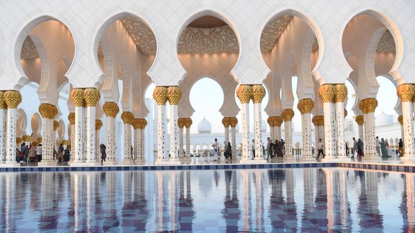 Potret Masjid Sheikh Zayed di Abu Dhabi yang Bisa Tampung 55.000 Jamaah