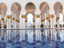 Potret Masjid Sheikh Zayed di Abu Dhabi yang Bisa Tampung 55.000 Jamaah