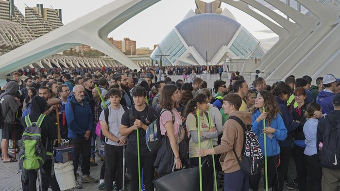 Thousands of volunteers show up at the City of Arts and Sciences cultural complex to be assigned work schedules to help with the clean up operation after floods in Valencia, Spain, Saturday, Nov. 2, 2024. (AP Photo/Alberto Saiz)