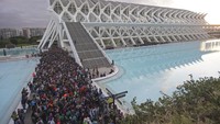 Pihak berwenang menetapkan kuota 2.500 orang untuk membantu, tetapi ribuan lainnya muncul di luar kompleks Kota Seni dan Sains Valencia yang ikonik. AP/Alberto Saiz