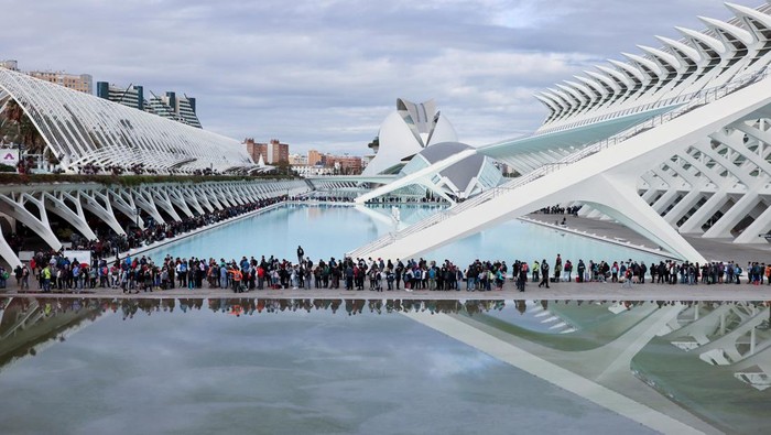 Volunteers queue to get guidelines on how to get organised to best provide help to those affected by the floods and heavy rain, at the Ciudad de las Arts y las Ciencias in Valencia, Spain, November 2, 2024. REUTERS/Nacho Doce