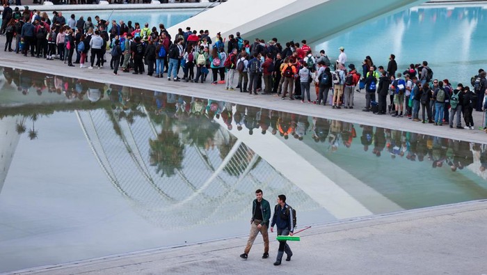 Potret Ribuan Relawan Kumpul di Kota Seni dan Sains untuk Bantu Pascabanjir Spanyol Volunteers queue to get guidelines on how to get organised to best provide help to those affected by the floods and heavy rain, at the Ciudad de las Arts y las Ciencias in Valencia, Spain, November 2, 2024. REUTERS/Nacho Doce