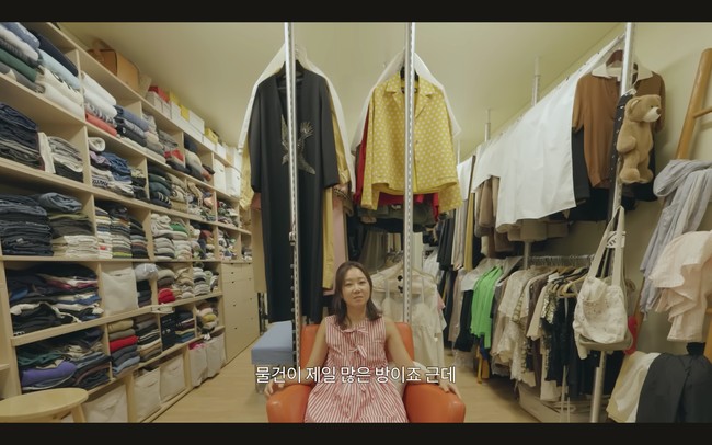 Sisi artistik Gong Hyo Jin juga tergambar dari ruangannya menyimpan pakaian. Dengan ukuran yang terbatas, dia bisa memanfaatkannya sebaik mungkin. Sofa berwarna oranye menambah semarak. Foto: dok. YouTube @SKYKONGKONGKONG