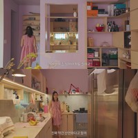 Ruangan makan terhubung langsung dengan dapur. Lampu yang biasa ditemukan di meja belajar dimanfaatkan untuk pencahayaan. Meskipun dapur Gong Hyo Jin penuh warna, tidak ada yang tumpang tindih, tetap nyaman dipandang mata. Foto: dok. YouTube @SKYKONGKONGKONG