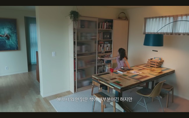 Bintang drama Korea When the Camellia Blooms itu tak suka menambah pintu dan membiarkan sejumlah ruangan di rumahnya terbuka tanpa sekat. Ini adalah tempat Gong Hyo Jin menghabiskan separuh harinya, dengan menulis dan membaca buku. Foto: dok. YouTube @SKYKONGKONGKONG
