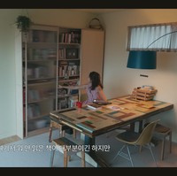 Bintang drama Korea When the Camellia Blooms itu tak suka menambah pintu dan membiarkan sejumlah ruangan di rumahnya terbuka tanpa sekat. Ini adalah tempat Gong Hyo Jin menghabiskan separuh harinya, dengan menulis dan membaca buku. Foto: dok. YouTube @SKYKONGKONGKONG