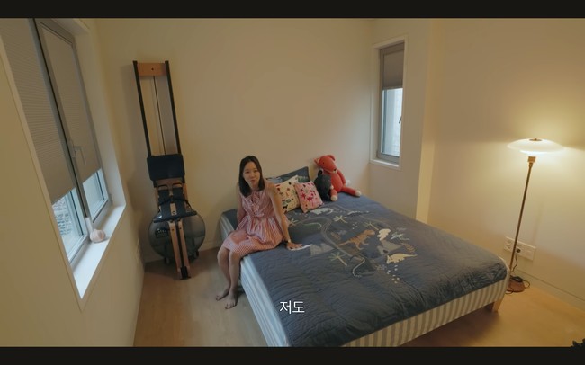 Menurut Gong Hyo Jin, keberadaan kamar tidur tamu menjadi hal esensial di rumahnya. Bisa saja anggota keluarga suaminya Kevin Oh dari Amerika Serikat berkunjung. Ada rowing machine untuk tamu melakukan full workout di dalam kamar. Foto: dok. YouTube @SKYKONGKONGKONG