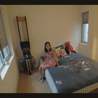 Menurut Gong Hyo Jin, keberadaan kamar tidur tamu menjadi hal esensial di rumahnya. Bisa saja anggota keluarga suaminya Kevin Oh dari Amerika Serikat berkunjung. Ada rowing machine untuk tamu melakukan full workout di dalam kamar. Foto: dok. YouTube @SKYKONGKONGKONG