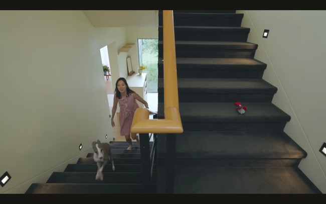 Berpindah ke lantai dua, keseluruhan rumah Gong Hyo Jin terlihat bersih dengan dinding berwarna putih. Tak banyak hiasan menggantung di dinding. Tangga dibuat dengan handle kayu, dilapisi karpet hitam. Foto: dok. YouTube @SKYKONGKONGKONG