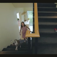 Berpindah ke lantai dua, keseluruhan rumah Gong Hyo Jin terlihat bersih dengan dinding berwarna putih. Tak banyak hiasan menggantung di dinding. Tangga dibuat dengan handle kayu, dilapisi karpet hitam. Foto: dok. YouTube @SKYKONGKONGKONG