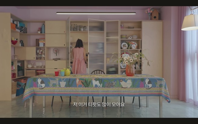 Saking estetiknya, rumah Gong Hyo Jin viral di tengah netizen Korea disebut seperti lokasi syuting drama Korea. Ruangan makannya didominasi tembok berwarna beach plum. Ada rak untuk menaruh peralatan makan di belakang meja makan. Foto: dok. YouTube @SKYKONGKONGKONG