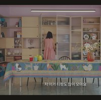 Saking estetiknya, rumah Gong Hyo Jin viral di tengah netizen Korea disebut seperti lokasi syuting drama Korea. Ruangan makannya didominasi tembok berwarna beach plum. Ada rak untuk menaruh peralatan makan di belakang meja makan. Foto: dok. YouTube @SKYKONGKONGKONG