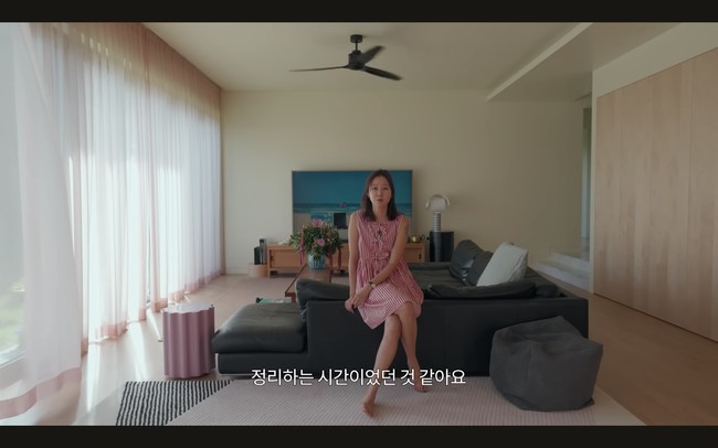 Gong Hyo Jin memperlihatkan rumah baru yang ditempatinya setelah menikah. Dimulai dari ruang TV dengan pencahayaan terang, terhubung dengan halaman belakang. Dia memerlukan waktu dua bulan untuk mengatur semua perabot pada posisinya. Meskipun tak menonton TV, ada slide show serupa lukisan yang sengaja ditayangkan untuk melengkapi estetika. Foto: dok. YouTube @SKYKONGKONGKONG