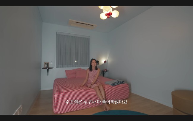 Gong Hyo Jin sengaja memilih kamar terkecil di rumahnya sebagai kamar utama. Sederhana, tak banyak hiasan, Gong Hyo Jin hanya menambahkan meja kecil untuk menaruh foto pernikahan dengan Kevin Oh juga lampu membaca yang bisa diputar. Foto: dok. YouTube @SKYKONGKONGKONG