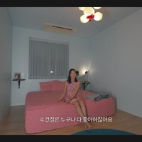 Gong Hyo Jin sengaja memilih kamar terkecil di rumahnya sebagai kamar utama. Sederhana, tak banyak hiasan, Gong Hyo Jin hanya menambahkan meja kecil untuk menaruh foto pernikahan dengan Kevin Oh juga lampu membaca yang bisa diputar. Foto: dok. YouTube @SKYKONGKONGKONG
