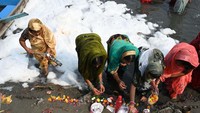 Sungai Yamuna dibanjiri busa beracun menjelang upacara Chhath Puja, yang akan dirayakan dari 6 hingga 8 November 2024.  