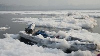 Tampak perahu boat penuh busa.  
