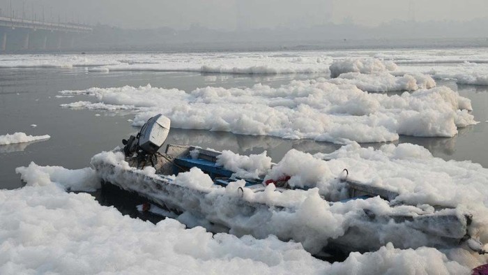 Potret Sungai Yamuna di India Penuh Busa Limbah Industri NEW DELHI, INDIA - NOVEMBER 3: A view of the Yamuna River covered in toxic foam from untreated industrial and domestic waste at Kalindi Kunj on November 3, 2024 in New Delhi, India. The Yamuna River is inundated with toxic foam ahead of Chhath Puja, set to be celebrated from November 6 to 8, raising concerns about escalating pollution levels in Delhi-NCR. The foam, indicative of severe pollution, has led authorities to deploy chemical defoamers to mitigate the issue. (Photo by Ajay Aggarwal/Hindustan Times via Getty Images)