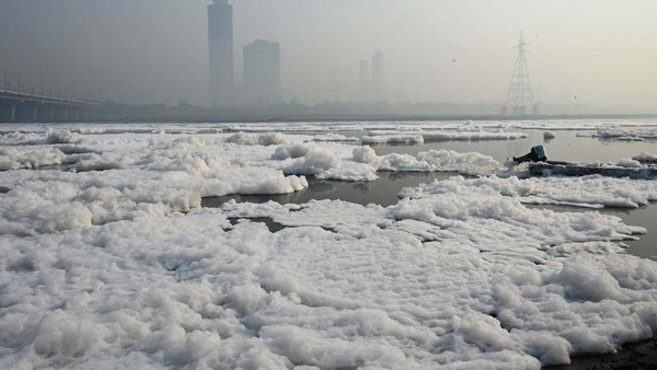 Potret Sungai Yamuna di India Penuh Busa Limbah Industri