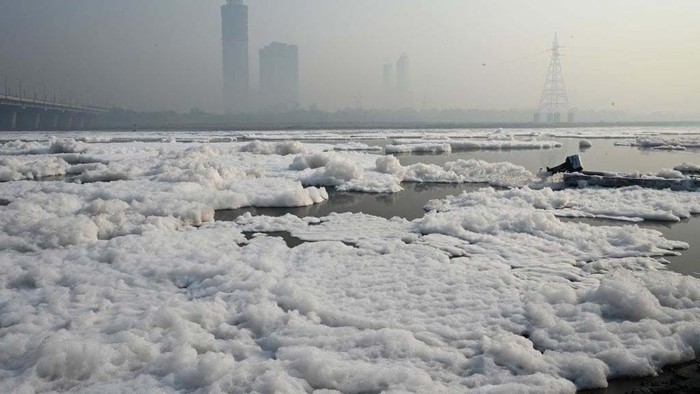 Potret Sungai Yamuna di India Penuh Busa Limbah Industri NEW DELHI, INDIA - NOVEMBER 3: A view of the Yamuna River covered in toxic foam from untreated industrial and domestic waste at Kalindi Kunj on November 3, 2024 in New Delhi, India. The Yamuna River is inundated with toxic foam ahead of Chhath Puja, set to be celebrated from November 6 to 8, raising concerns about escalating pollution levels in Delhi-NCR. The foam, indicative of severe pollution, has led authorities to deploy chemical defoamers to mitigate the issue. (Photo by Ajay Aggarwal/Hindustan Times via Getty Images)