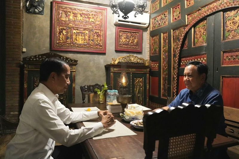 Prabowo dan Jokowi makan bersama di Angkringan Omah Semar, Solo, Jawa Tengah