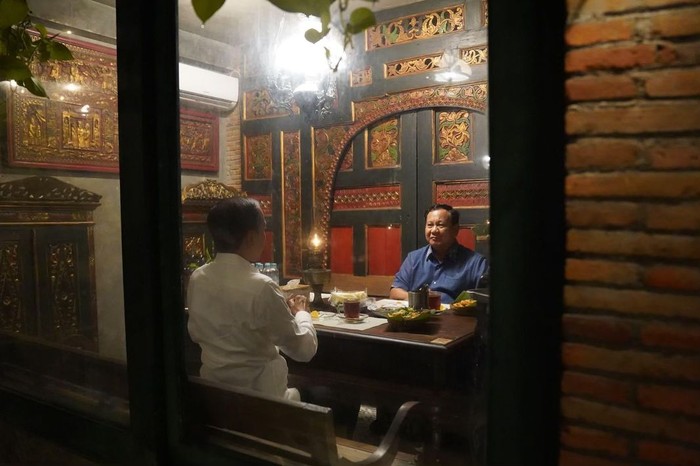 Prabowo dan Jokowi makan bersama di Angkringan Omah Semar, Solo, Jawa Tengah