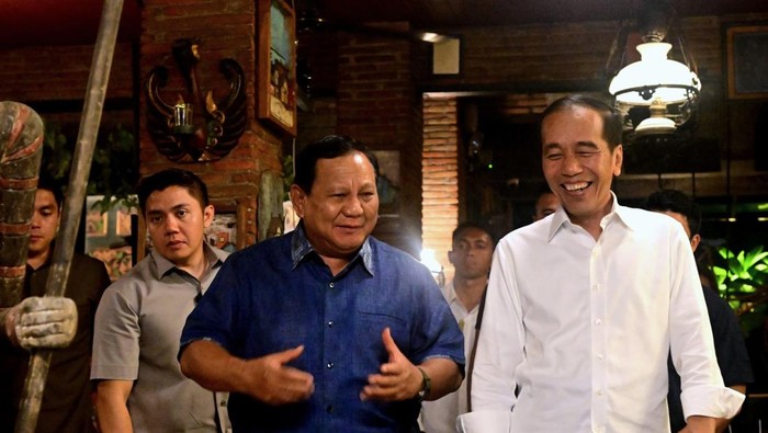 Prabowo (kemeja biru) dan Jokowi (kemeja putih)-(dok. X Jokowi)