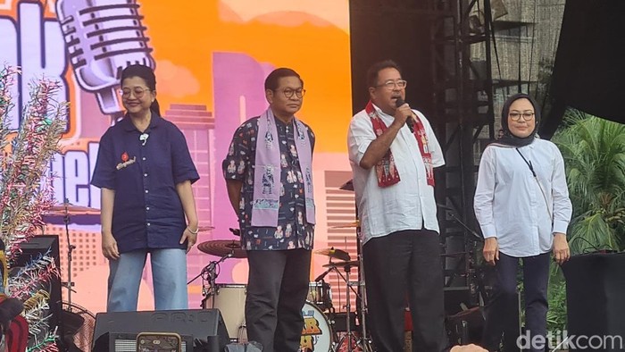 Pramono Anung dan Rano Karno sapa relawan di parkir timur GBK
