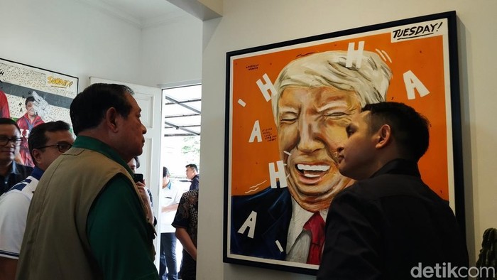Presiden RI ke-6 Susilo Bambang Yudhoyono atau SBY mengunjungi studio lukisan Naufal Abshar Arthouse di Kemang, Jakarta Selatan. SBY mengagumi karya lukis dari pelukis muda Indonesia itu. (Fawdi/detikcom)