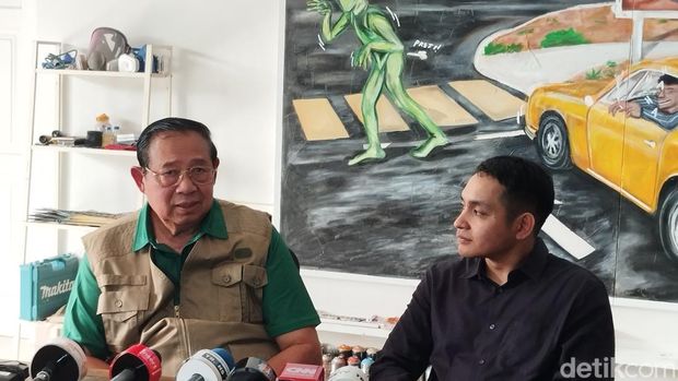 Presiden RI ke-6 Susilo Bambang Yudhoyono atau SBY mengunjungi studio lukisan Naufal Abshar Arthouse di Kemang, Jakarta Selatan. SBY mengagumi karya lukis dari pelukis muda Indonesia itu. (Fawdi/detikcom)