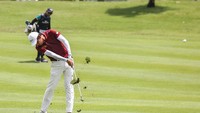 Pegolf Thailand Phachara Khongwatmai melakukan pukulan approach pada putaran final BNI Indonesian Masters 2024 di Royale Jakarta Golf Club, Jakarta.  