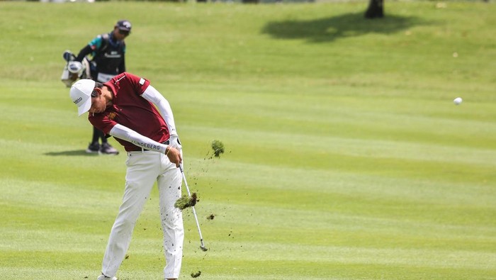 Putaran final BNI Indonesian Masters 2024 Pegolf Kanada Richard T Lee melakukan pukulan tee off pada putaran final BNI Indonesian Masters 2024 di Royale Jakarta Golf Club, Jakarta, Minggu (3/11/2024). Pegolf Kanada Richard T Lee berhasil menjadi juara pertama dengan hadiah uang sebesar 360.000 dolar AS, diikuti juara kedua pegolf China Taipei Chang Wei-lun dan juara tiga pegolf Thailand Phachara Khongwatmai. ANTARA FOTO/Asprilla Dwi Adha/nym.