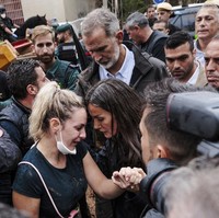 Raja Felipe VI dan Ratu Letizia dari Spanyol terkena amuk massa yang marah karena lambannya pemerintah memberikan bantuan pada korban banjir. Valencia menjadi wilayah Spanyol terparah terkena bencana banjir bandang. Lebih dari 200 orang tewas dalam peristiwa banjir tersebut. Foto: AP/Carlos Luján