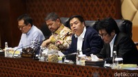 Rapat kerja dipimpin oleh Ketua Komisi V DPR RI Lasarus.  