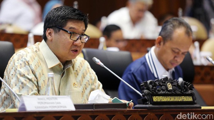 Menteri Perumahan dan Kawasan Permukiman Maruarar Sirait mengikuti rapat kerja dengan Komisi V DPR di Kompleks Parlemen, Senayan, Jakarta, Senin (4/11/2024). Rapat tersebut membahas evaluasi pelaksanaan APBN Tahun Anggaran 2024 dan hasil pemeriksaan semester (Hapsem) II BPK RI Tahun 2023.