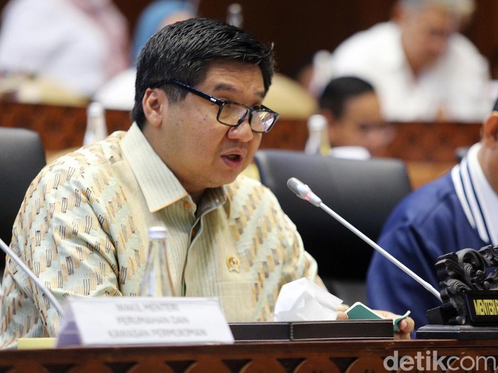 Menteri Perumahan dan Kawasan Permukiman Maruarar Sirait mengikuti rapat kerja dengan Komisi V DPR di Kompleks Parlemen, Senayan, Jakarta, Senin (4/11/2024). Rapat tersebut membahas evaluasi pelaksanaan APBN Tahun Anggaran 2024 dan hasil pemeriksaan semester (Hapsem) II BPK RI Tahun 2023.