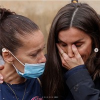 Raja Felipe VI dan Ratu Letizia kemudian terlihat menghibur para korban. Associated Press melaporkan bahwa Ratu Letizia terlihat menangis setelah bertemu dengan seorang wanita yang menjadi korban banjir.  Foto: Dok. Instagram Spanish Royal