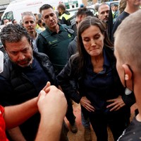 Menurut laporan, pihak keamanan berusaha membawa keluarga kerajaan ke tempat aman, tetapi Raja Felipe VI ditemani Ratu Letizia bersikeras untuk tetap tinggal dan terus berbicara dengan korban banjir yang ingin mengobrol dengan mereka.  Foto: REUTERS/Eva Manez