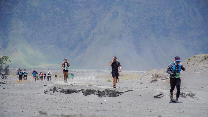 Foto udara peserta berlari melintasi Pusung Gedhe saat lomba lari lintas alam atau trail run BTS100 Ultra di kawasan Taman Nasional Bromo Tengger Semeru (TNBTS), Probolinggo, Jawa Timur, Minggu (3/11/2024). Lomba lari lintas alam yang diikuti sedikitnya 700 pelari dari 26 negara dengan jarak tempuh terjauh 170 kilometer menjelajah kawasan TNBTS tersebut diharapkan dapat meningkatkan kunjungan pariwisata sekaligus meningkatkan perekonomian masyarakat di wilayah itu. ANTARA FOTO/Irfan Sumanjaya/nym.