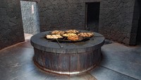 Chef El Diablo merancang sebuah restoran di Spanyol bernama El Diablo Lanzarote yang unik. Restoran ini menawarkan barbecue dengan suhu panas gunung berapi dan berada di dalam ketinggian 1,8 meter di bawah permukaan tanah. Foto: Love Food