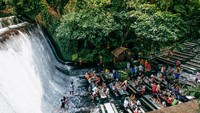 Bukan sekadar gemericik air, Labasin Waterfalls Restaurant di San Pablo City, Filipina membawa pengalaman makan di bawah air terjun. Pengalaman makan ikan hingga ayam barbecue di sini paling dicari oleh wisatawan. Foto: Love Food
