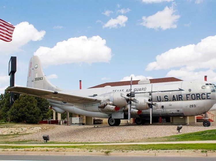 Konsepnya Unik, 10 Kafe dan Restoran Ini Lokasinya di Tempat Tak Biasa