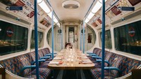 Bekas kereta bawah tanah di Inggris atau yang juga dikenal sebagai tube dimanfaatkan sebagai restoran. Di Supperclub.tube, London, Inggris mampu menampung 35 tamu untuk menyantap 6 menu set yang nikmat. Foto: Love Food