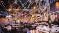 Di Hamburg hingga Inggris ada restoran bertema roller coaster yang diberi nama Rollercoaster Restaurant. Para pengunjung dapat menyantap pasta, burger, hingga ayam panggang di bawah rel roller coaster. Foto: Love Food