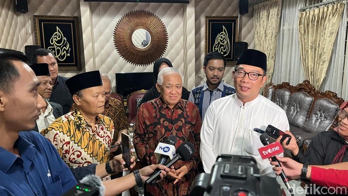 Ridwan Kamil di kediaman Ketua Umum PP Muhammadiyah Din Syamsudin di kawasan Cilandak, Jakarta Selatan, Senin (4/11/2024).