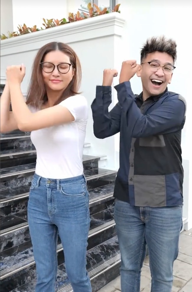 Terlihat masih sangat kompak, tak sedikit yang menyayangkan perceraian keduanya. Banyak yang kemudian mendoakan agar keduanya bisa kembali rujuk. Foto: TikTok/@Sarwendahofficial/@rubenonsuofficial