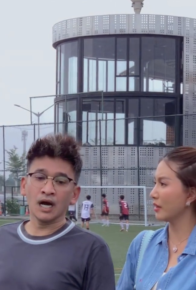 Ruben dan Sarwendah juga memamerkan kekompakan mereka saat sama-sama hadir melihat putra angkatnya, Betrand Peto bermain bola. Keduanya tampak mengobrol dan berjalan bersama. Foto: TikTok/@Sarwendahofficial/@rubenonsuofficial